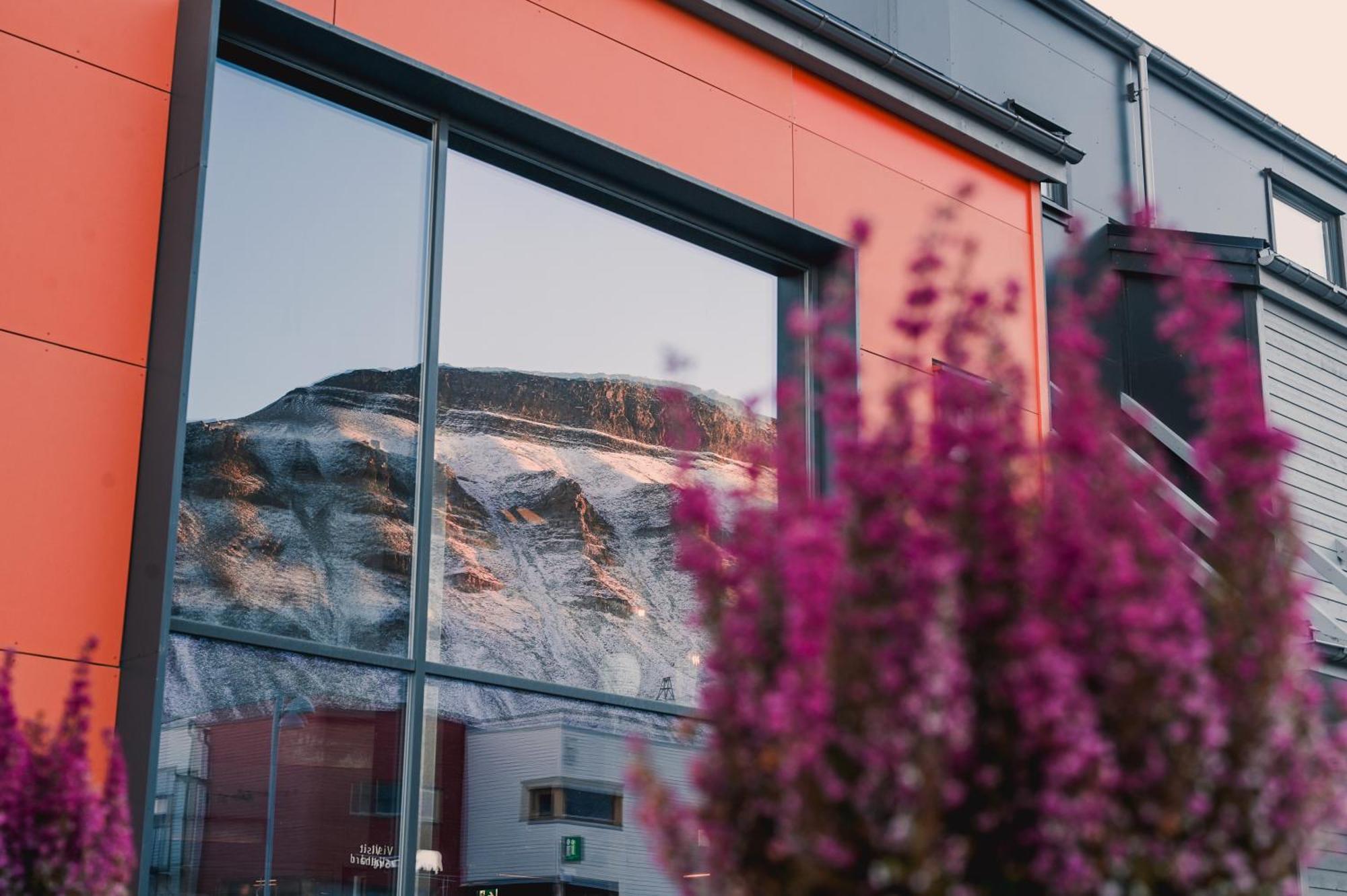 Svalbard Hotell | Polfareren Longyearbyen Bagian luar foto