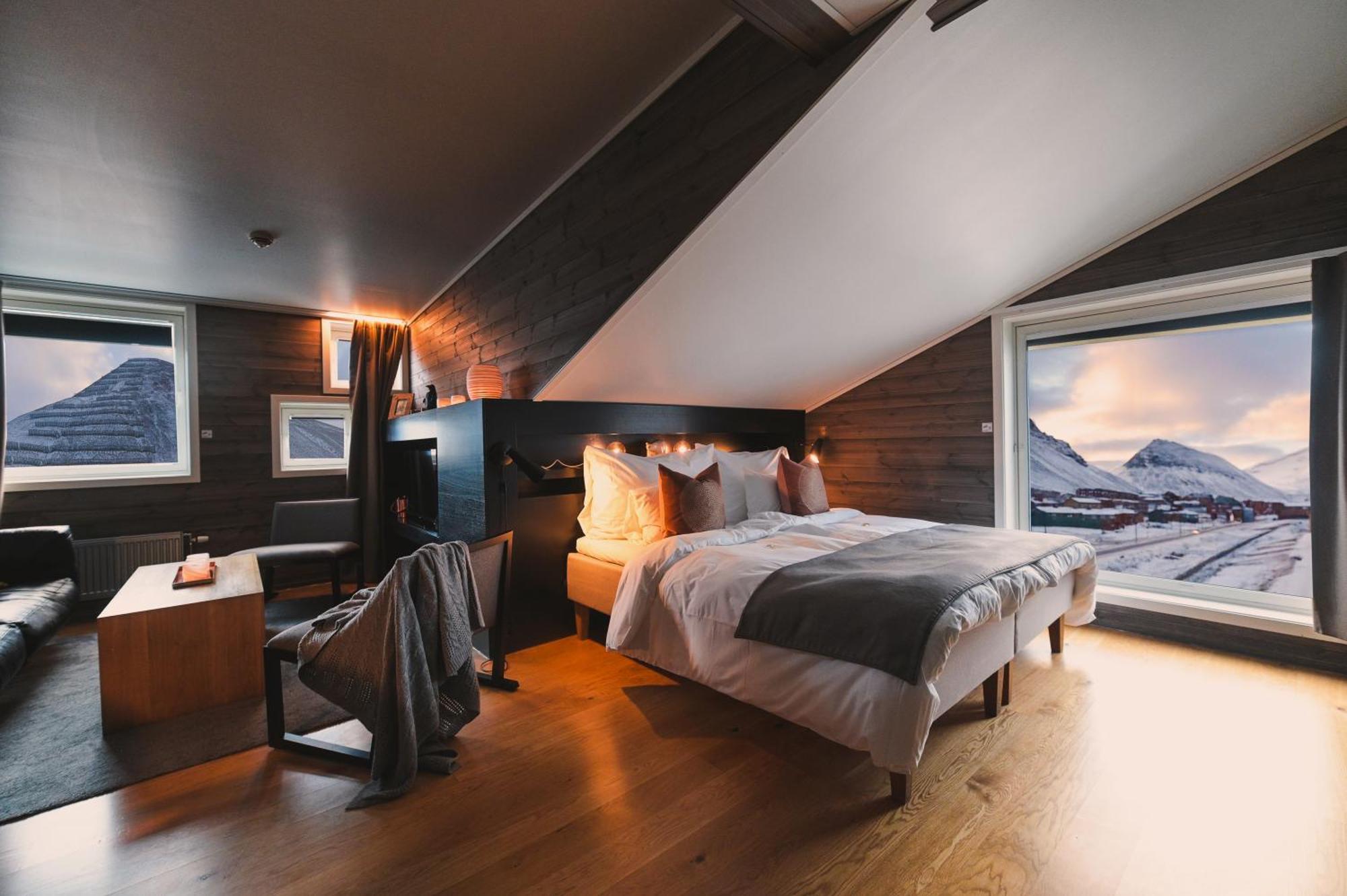 Svalbard Hotell | Polfareren Longyearbyen Bagian luar foto