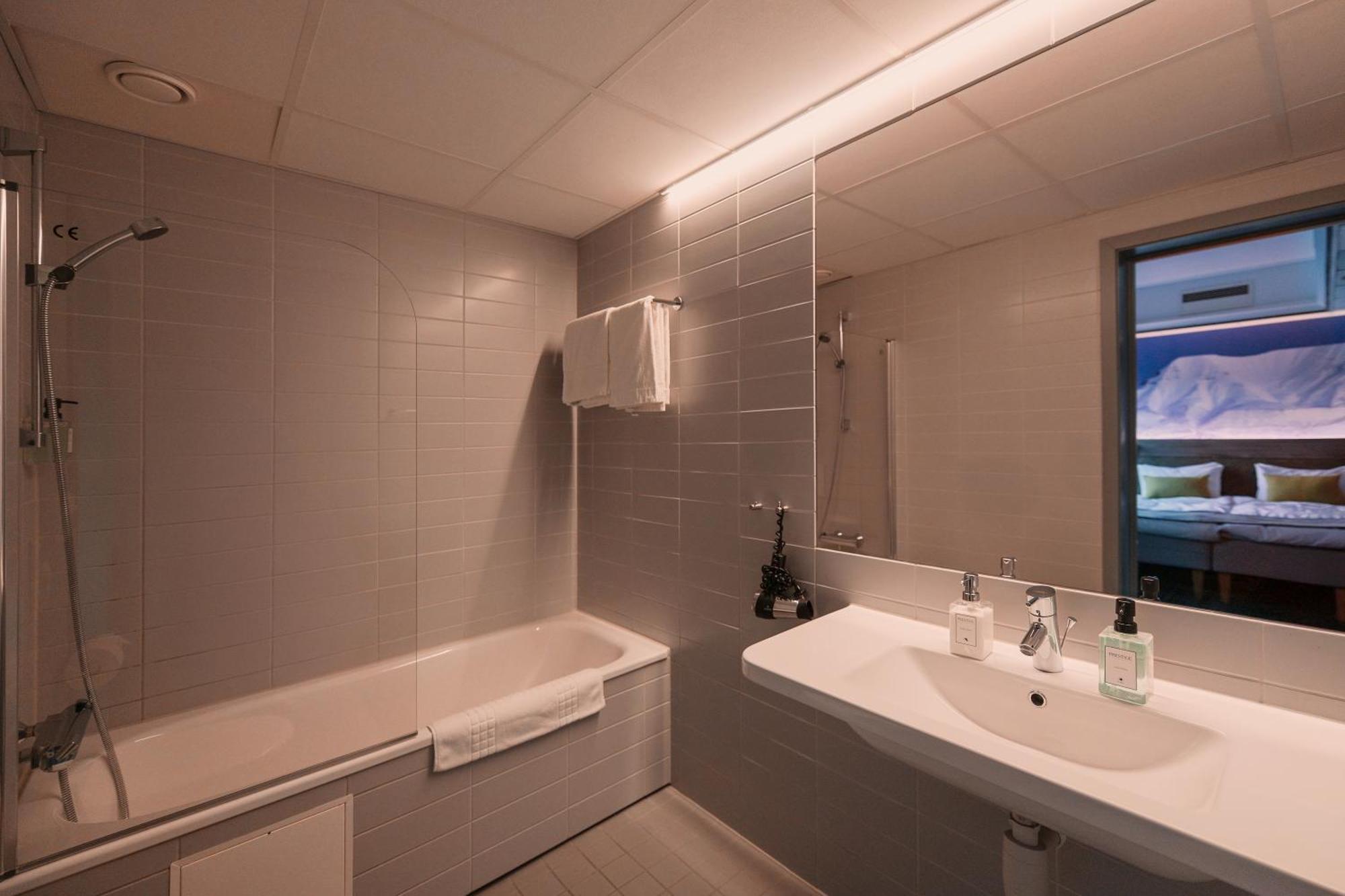 Svalbard Hotell | Polfareren Longyearbyen Bagian luar foto