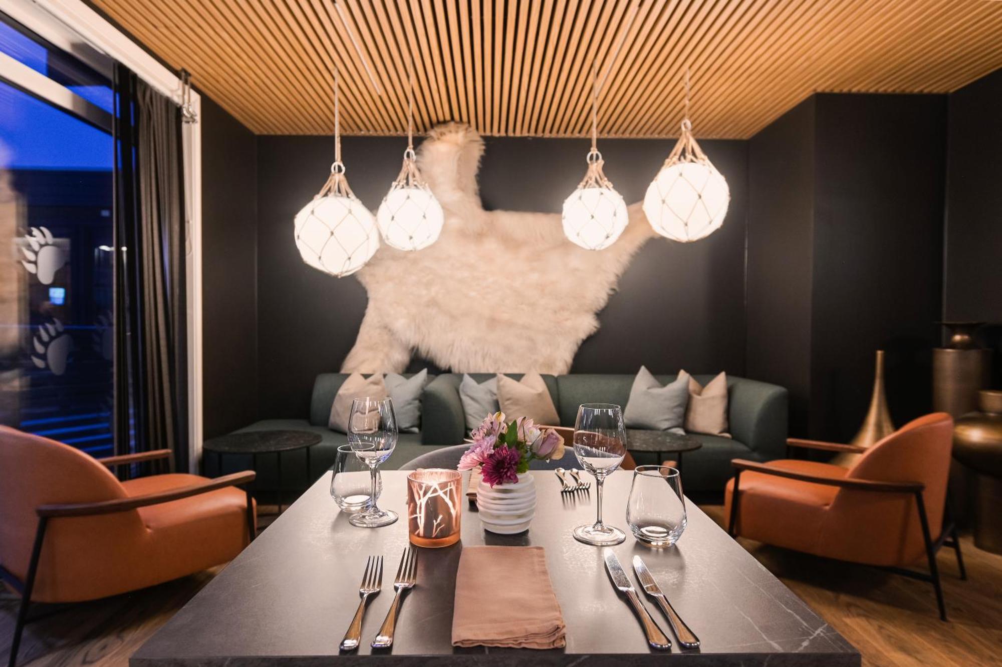 Svalbard Hotell | Polfareren Longyearbyen Bagian luar foto